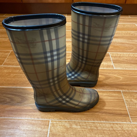 Burberry rain boots size 7 - Picture 6 of 6